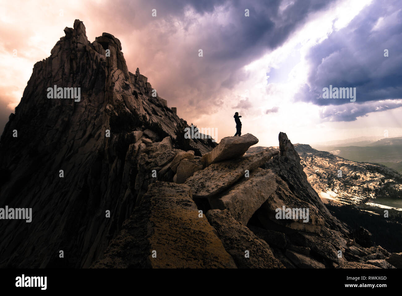 Kletterer auf Peak, Tuolumne Meadows, Yosemite National Park, Kalifornien, USA Stockfoto