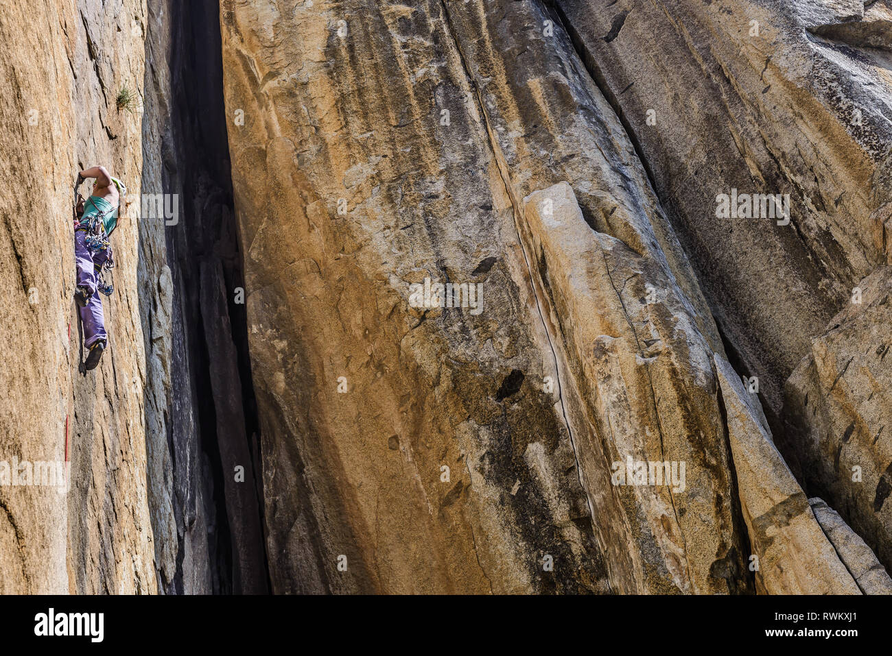 Kletterer Klettern, Cookie Cliff, Yosemite National Park, Kalifornien, USA Stockfoto