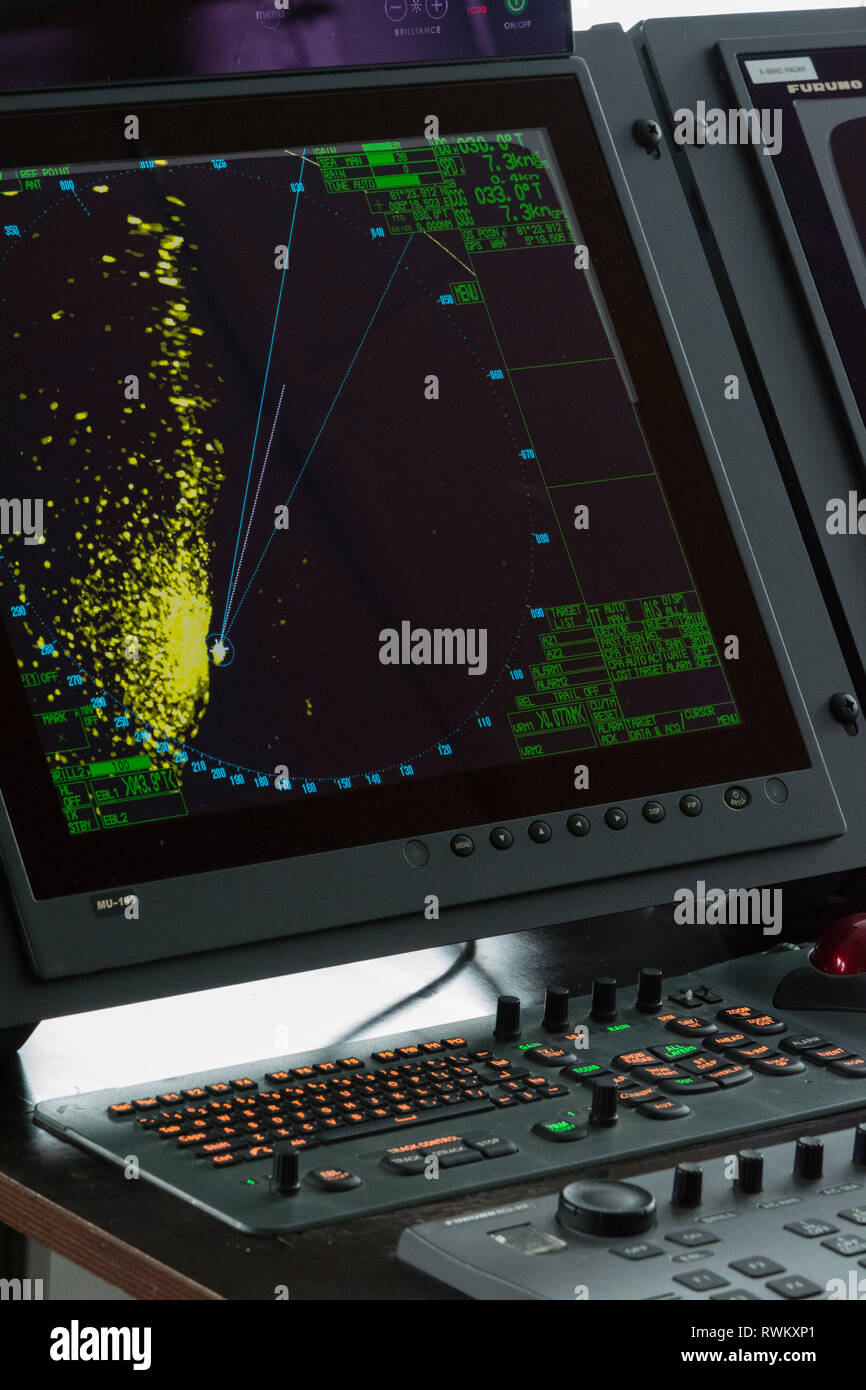 Radar auf der Brücke von Ocean Abenteurer Kreuzfahrt Schiff segeln entlang Polar Ice Cap, nördlich von Spitzbergen, Norwegen Stockfoto