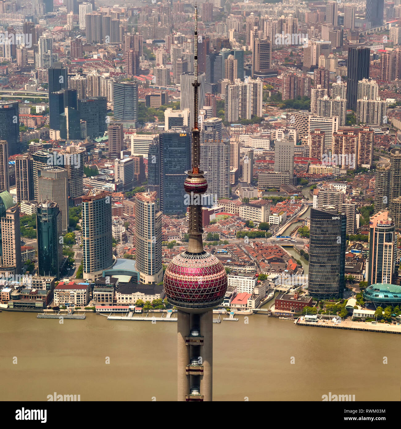 Ein Detail der Antenne spire und oberen Sphären der Oriental Pearl Tower, ein Wahrzeichen Radio & Fernsehturm in Pudong New Area, Shanghai, China. Stockfoto