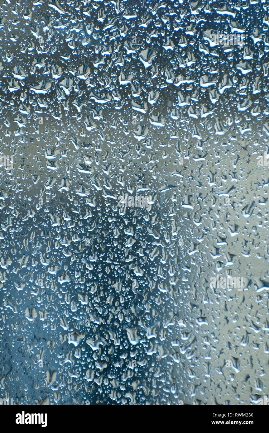 Regentropfen auf einem Fenster Stockfoto