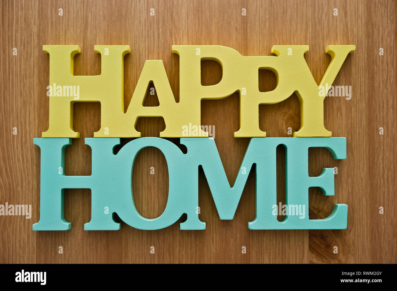 HAPPY HOME gemacht mit geschnitzten dekorativen Buchstaben Stockfoto
