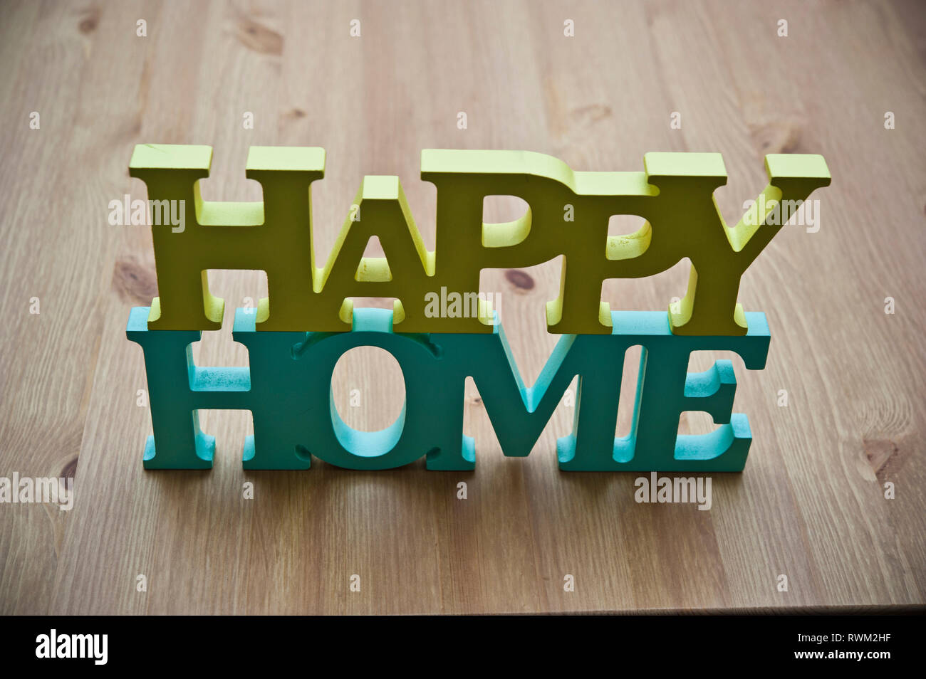 HAPPY HOME gemacht mit geschnitzten dekorativen Buchstaben Stockfoto