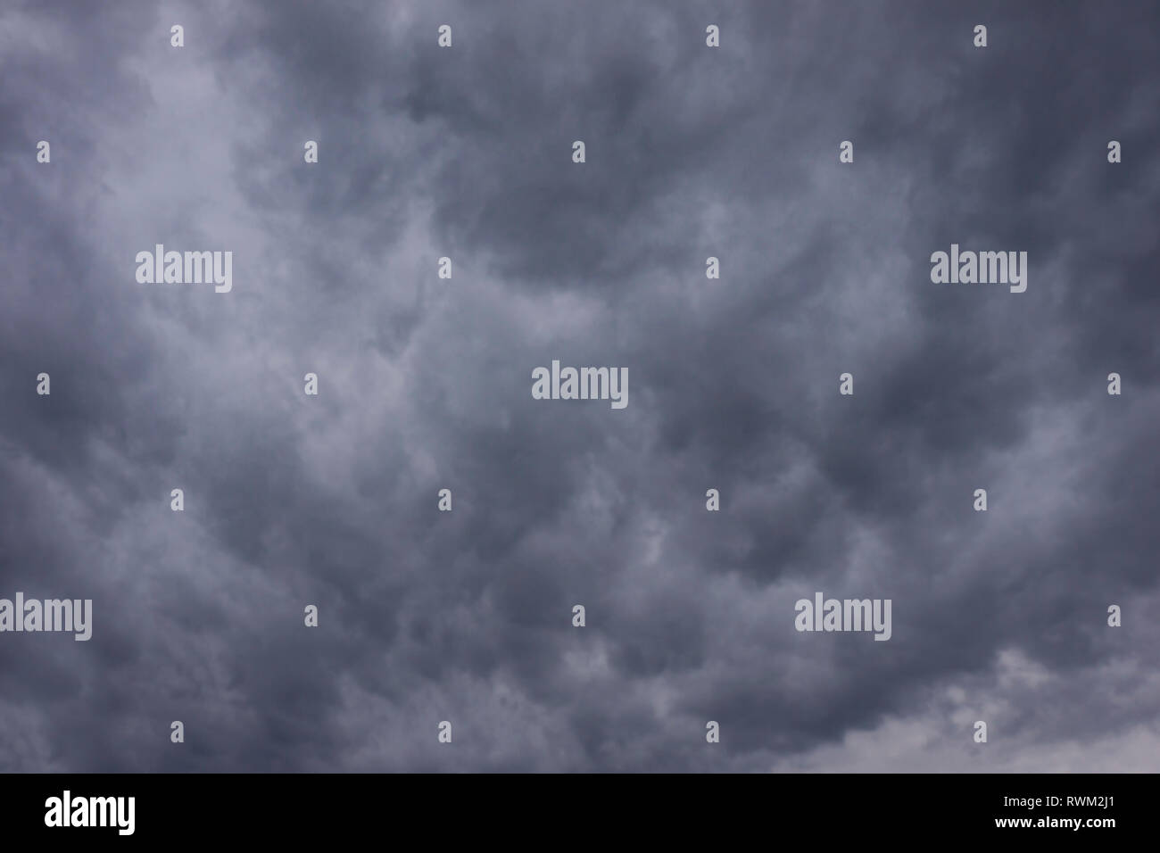 Dramatische Himmel mit Wolken nimbostratus Stockfoto