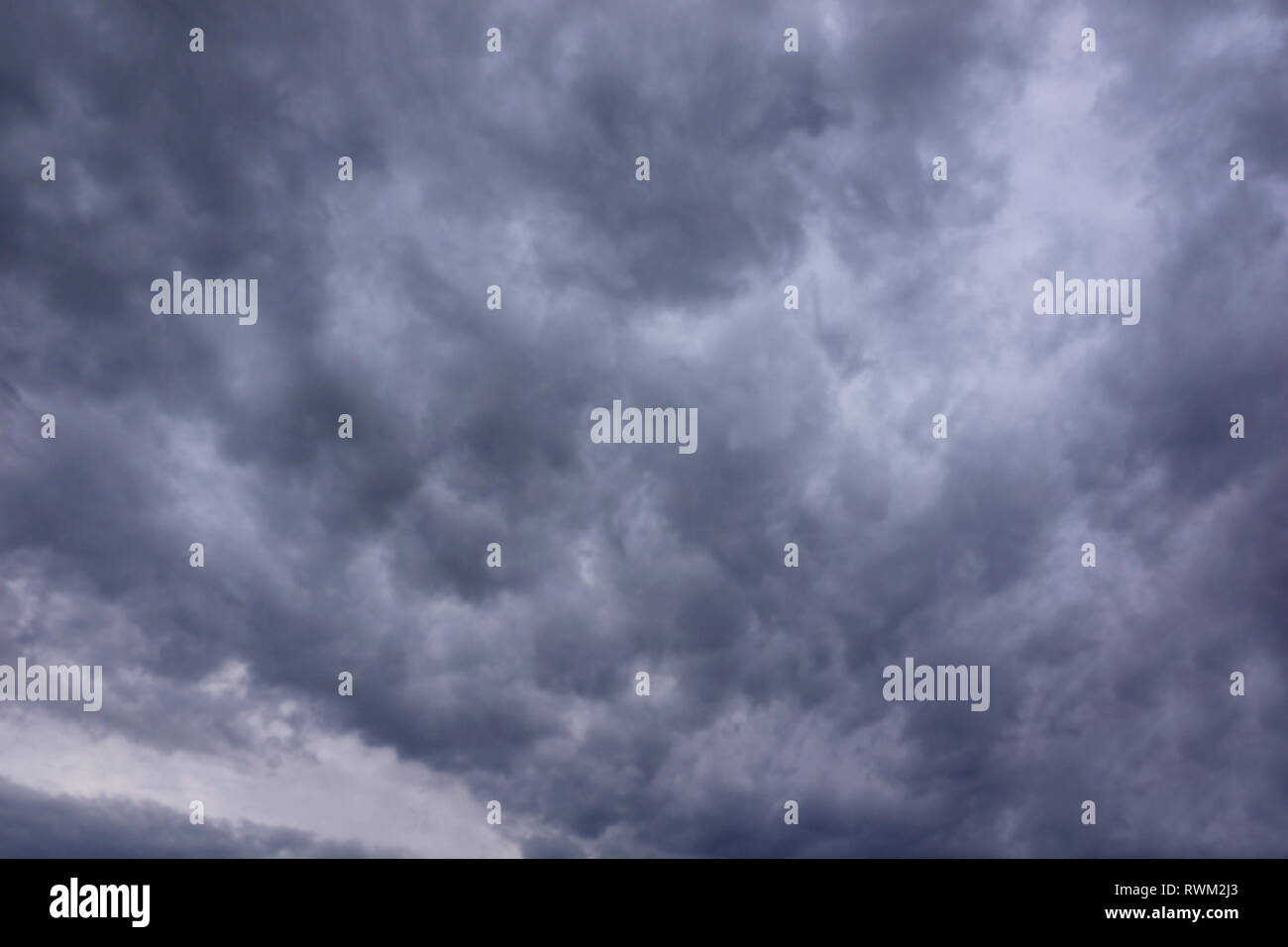 Dramatische Himmel mit Wolken nimbostratus Stockfoto