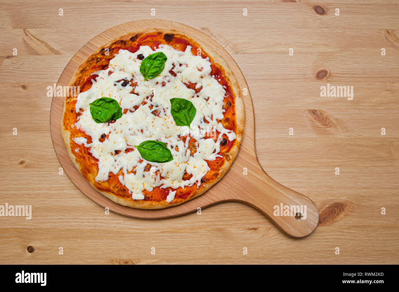 Warme pizza bereit auf einer hölzernen Servierteller Stockfoto