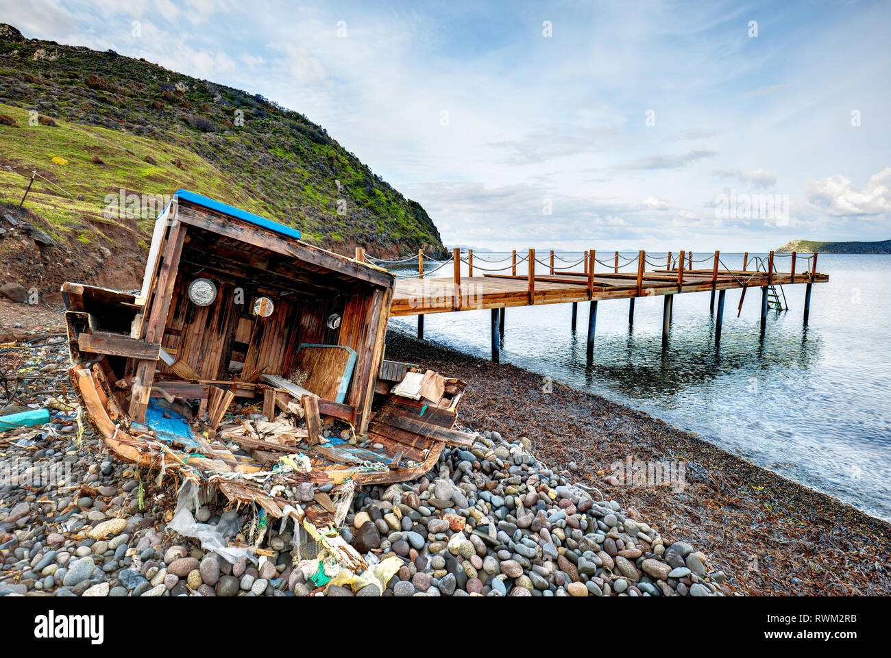 Gestrandete Boot Wrack Strandete am Ufer Stockfoto