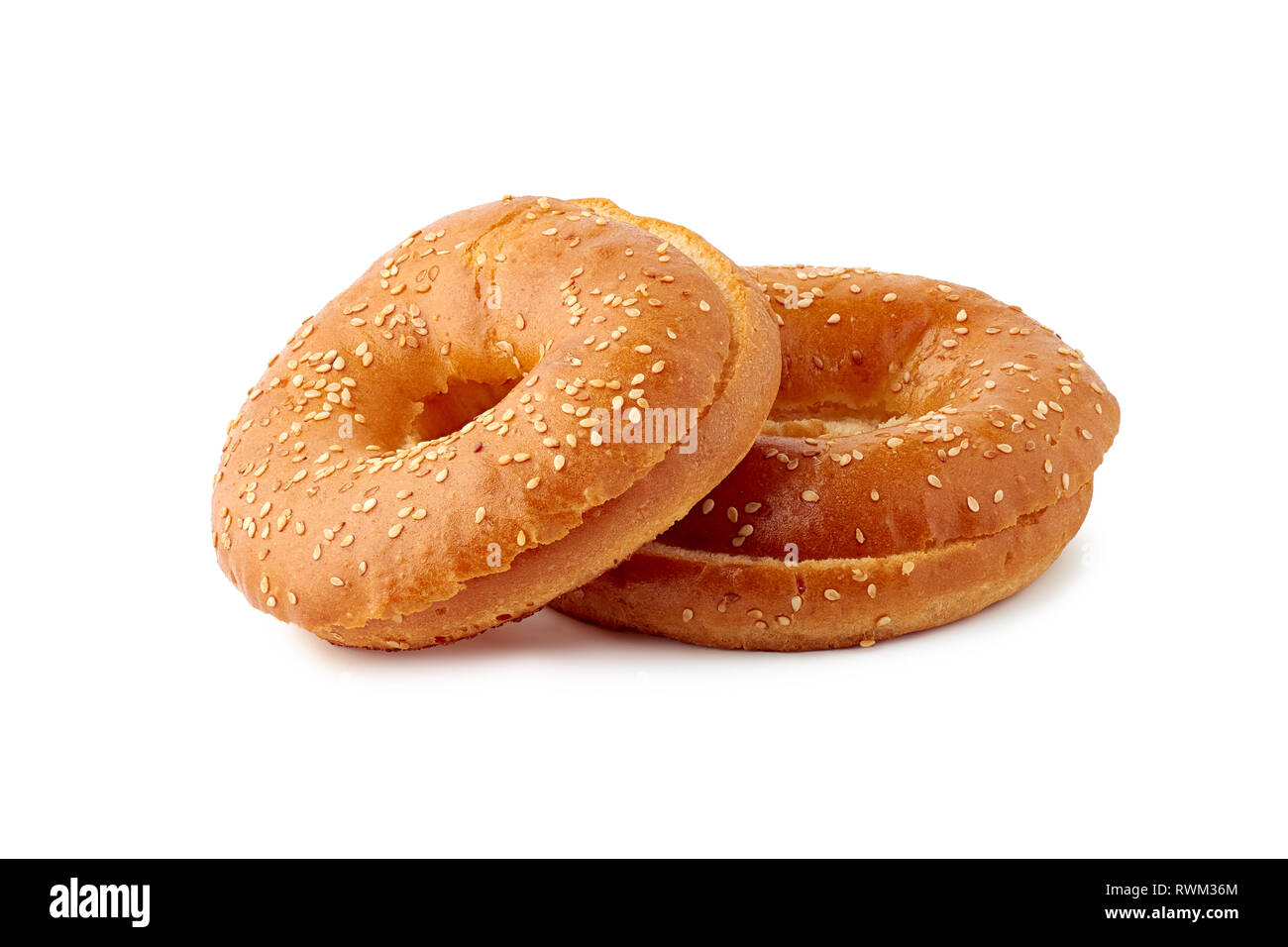 Zwei frisch aufgeschnittenen Bagels auf weißem Hintergrund Stockfoto