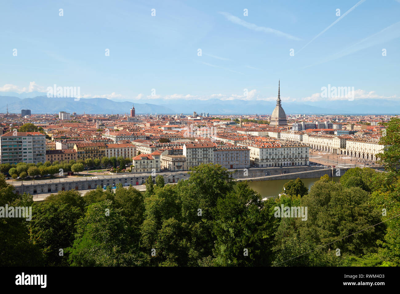 Blick auf die Skyline von Turin und Mole Antonelliana Turm aus Cappuccini Hügel in einem sonnigen Sommertag in Italien gesehen Stockfoto