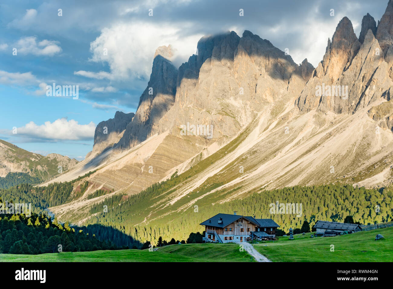 Herbst Geisler oder Odle Berg Dolomiten Gruppe, Val di Funes, touristische Region in Italien Stockfoto