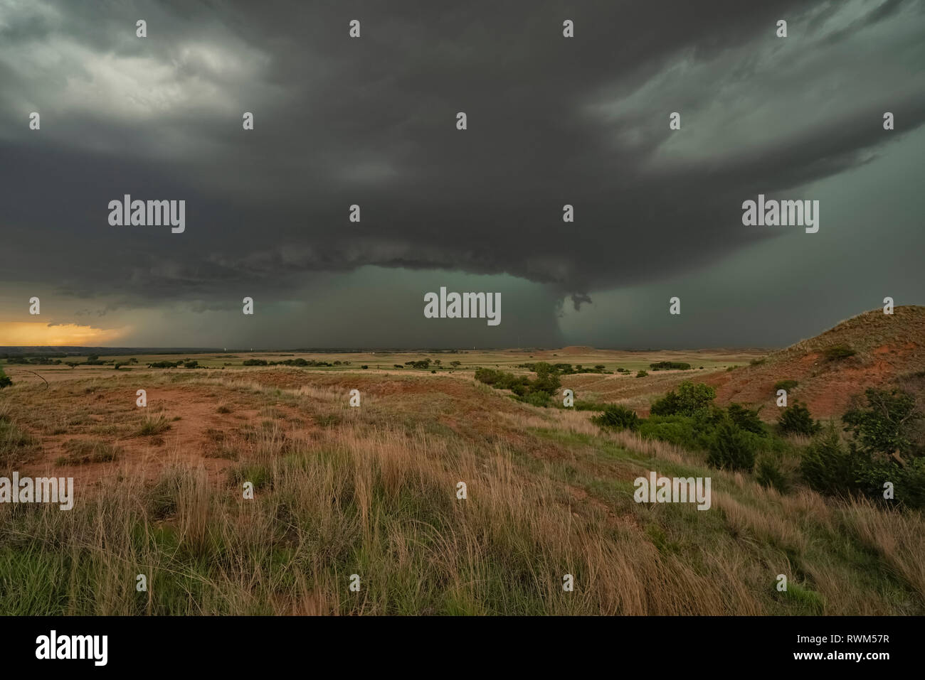 Dramatische Himmel über der Landschaft während eines Sturms jagen Tour im mittleren Westen der Vereinigten Staaten gesehen, Kansas, Vereinigte Staaten von Amerika Stockfoto