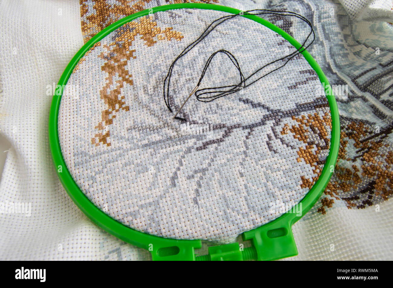 Die Stickerei Hoop Mit Leinwand Und Hellen Nahfaden Fur Stickerei In Der Tabelle Stockfotografie Alamy
