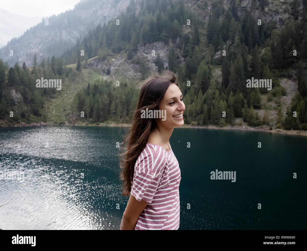 Frau genießen Aussicht am See, Antronapiana, Piemont, Italien Stockfoto