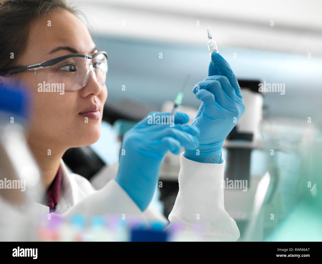 Wissenschaftler der Vorbereitung neuer Droge für klinischen Versuch im Labor Stockfoto