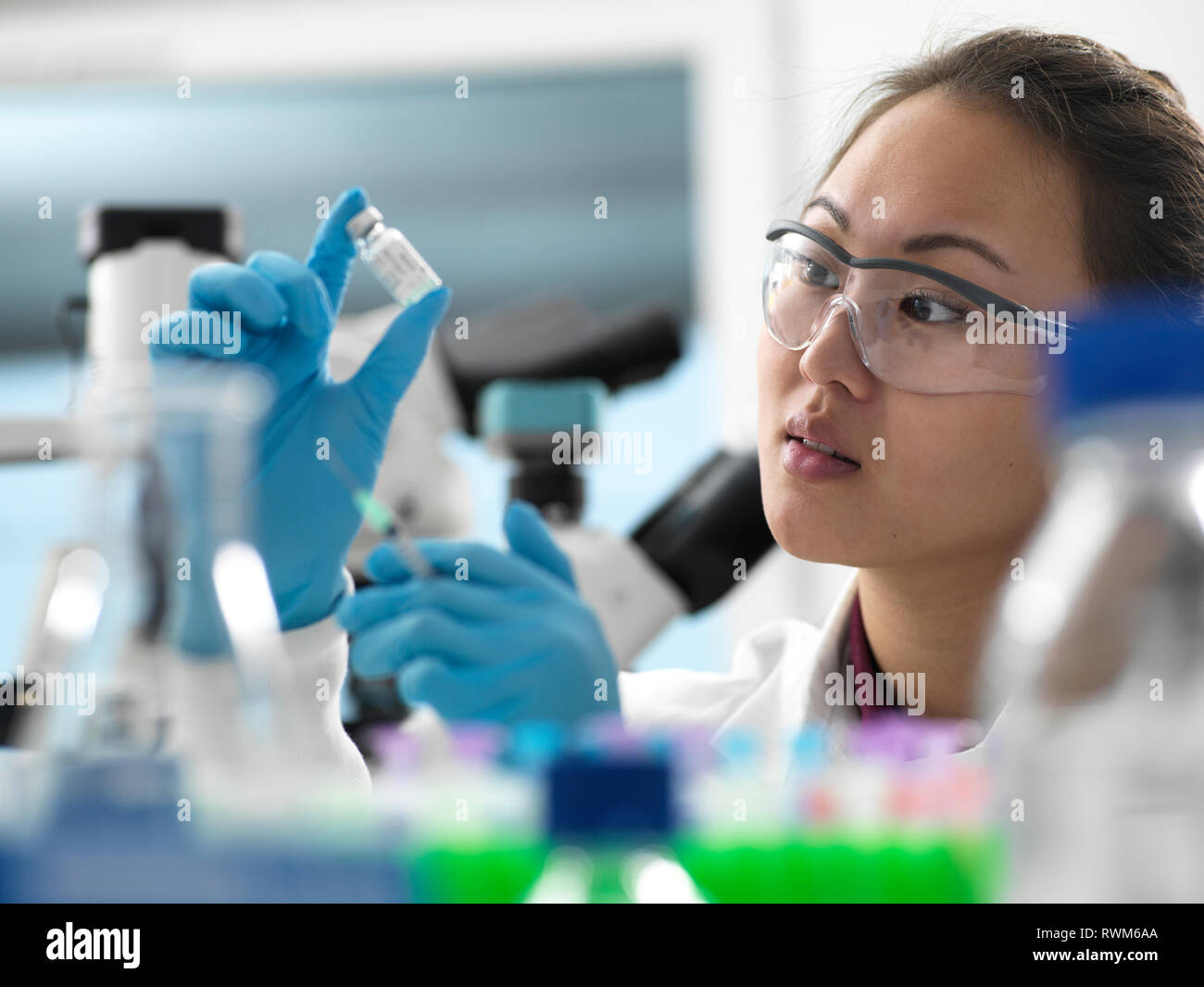 Wissenschaftler der Vorbereitung neuer Impfstoff Droge im Labor für einen Patienten Stockfoto
