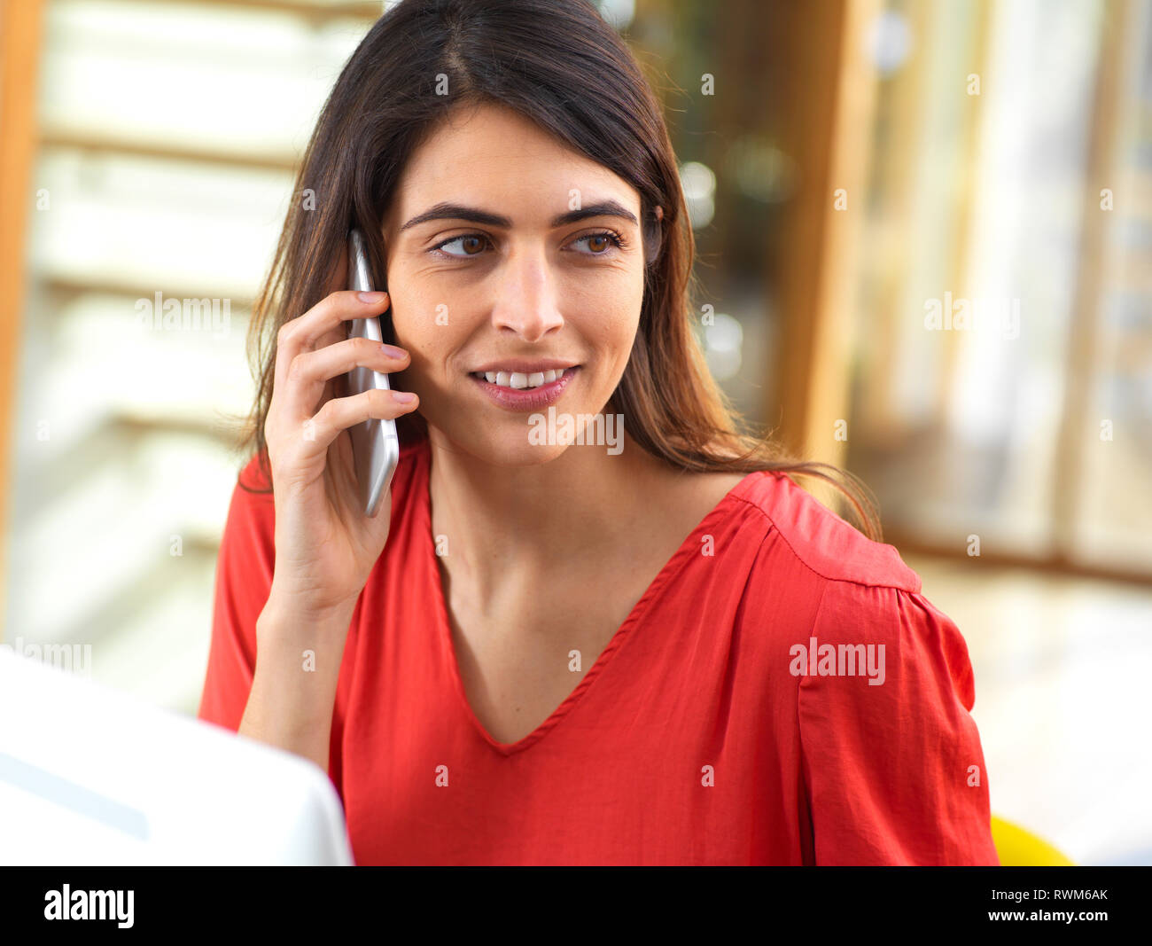 Frau Arbeiten am Computer und mit Handy im Büro Stockfoto