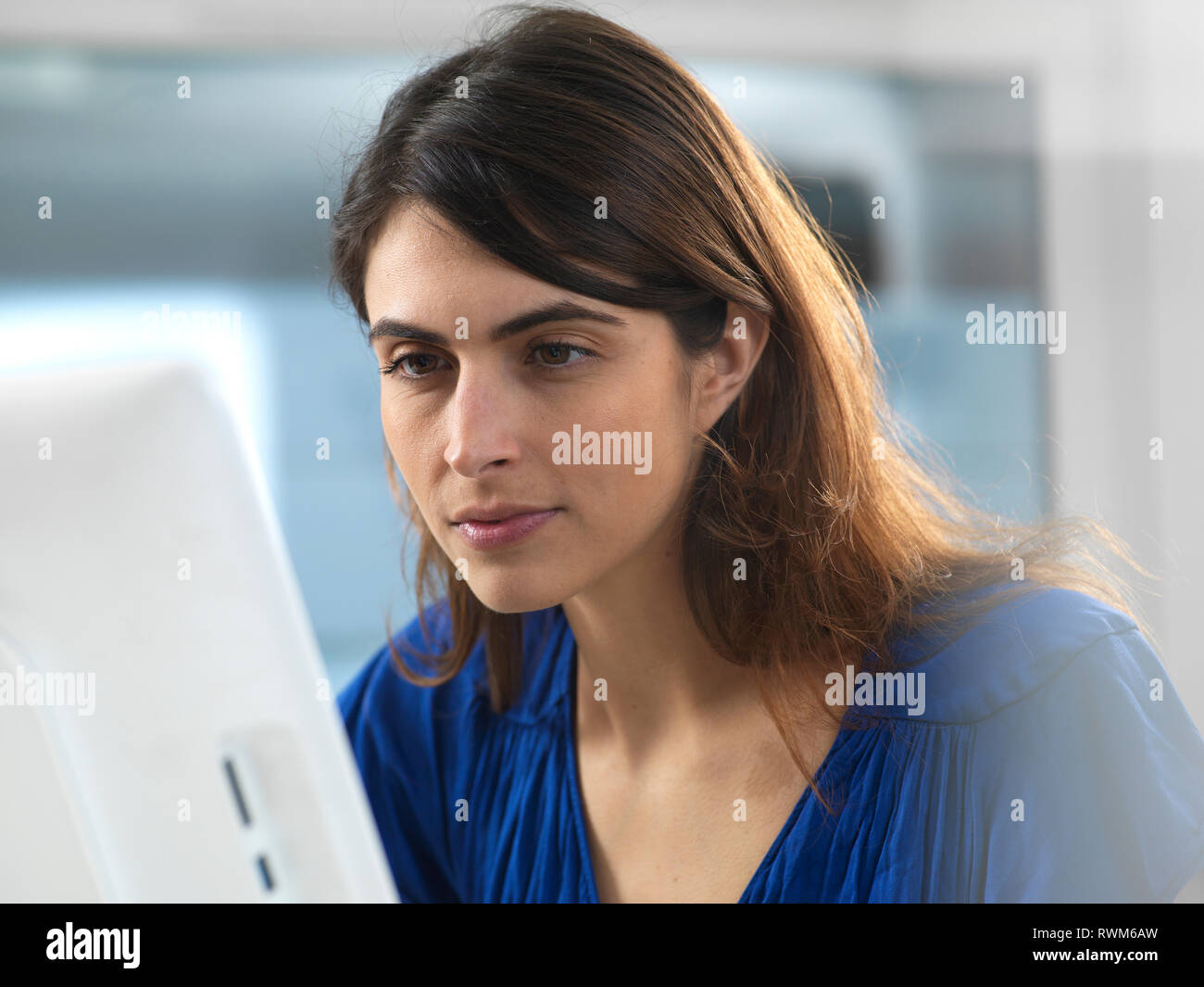 Frau arbeitet am Computer im Büro Stockfoto