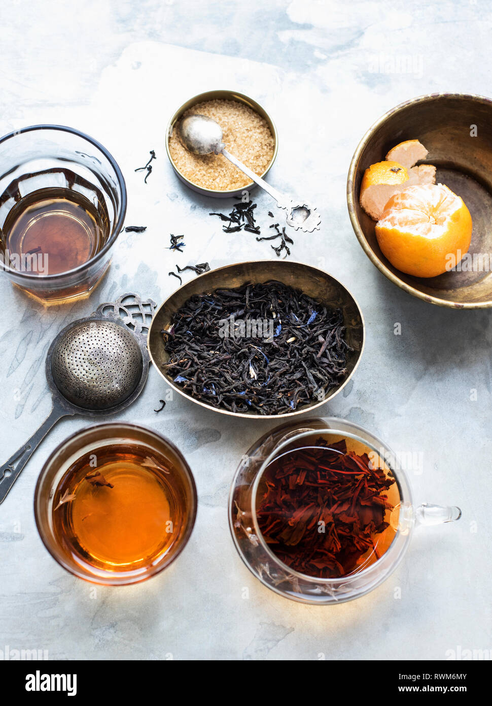 Tasse und Kännchen Tee mit Zucker und Tangerine Stockfoto