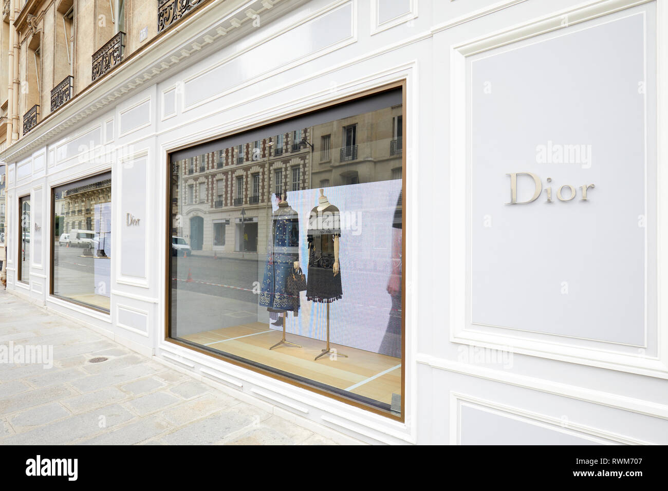 PARIS, Frankreich, 22. JULI 2017: Dior fashion Luxus store Windows in der Avenue Montaigne in Paris, Frankreich. Stockfoto