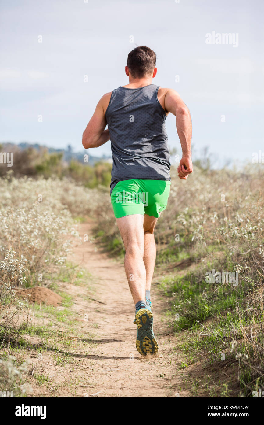 Läufer joggen auf einer Klippe, Santa Barbara, Kalifornien, USA Stockfoto