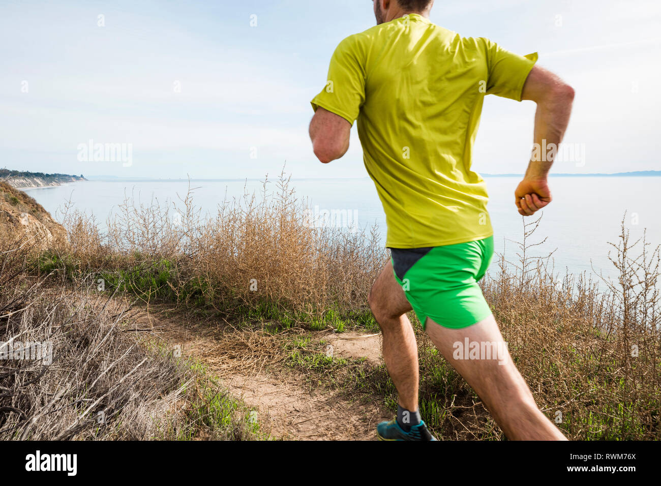 Läufer joggen auf einer Klippe, Santa Barbara, Kalifornien, USA Stockfoto