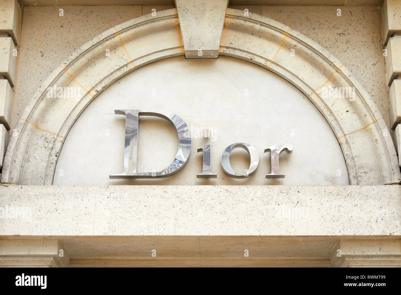 PARIS, Frankreich, 22. JULI 2017: Dior, Mode Luxus silber Zeichen in der Avenue Montaigne in Paris, Frankreich. Stockfoto