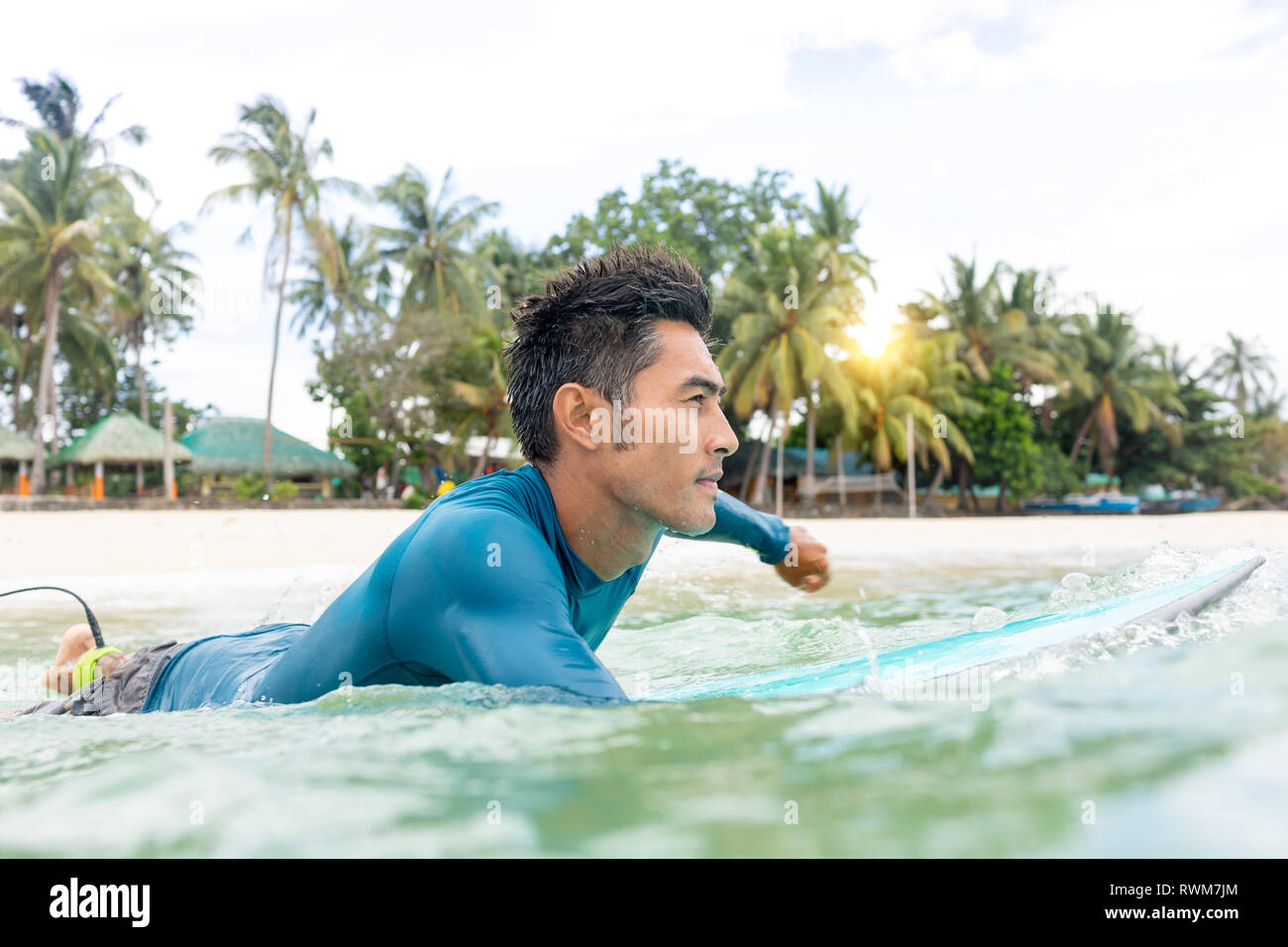 Surfer warten im Meer, Pagudpud, Ilocos Norte, Philippinen Stockfoto