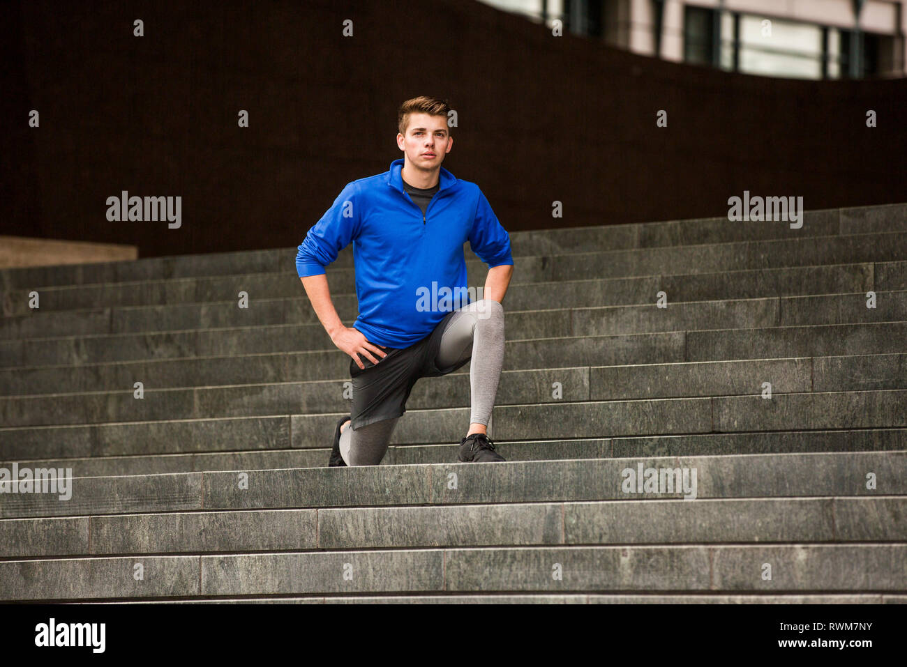 Junger Läufer stretching auf Schritte, London, UK Stockfoto