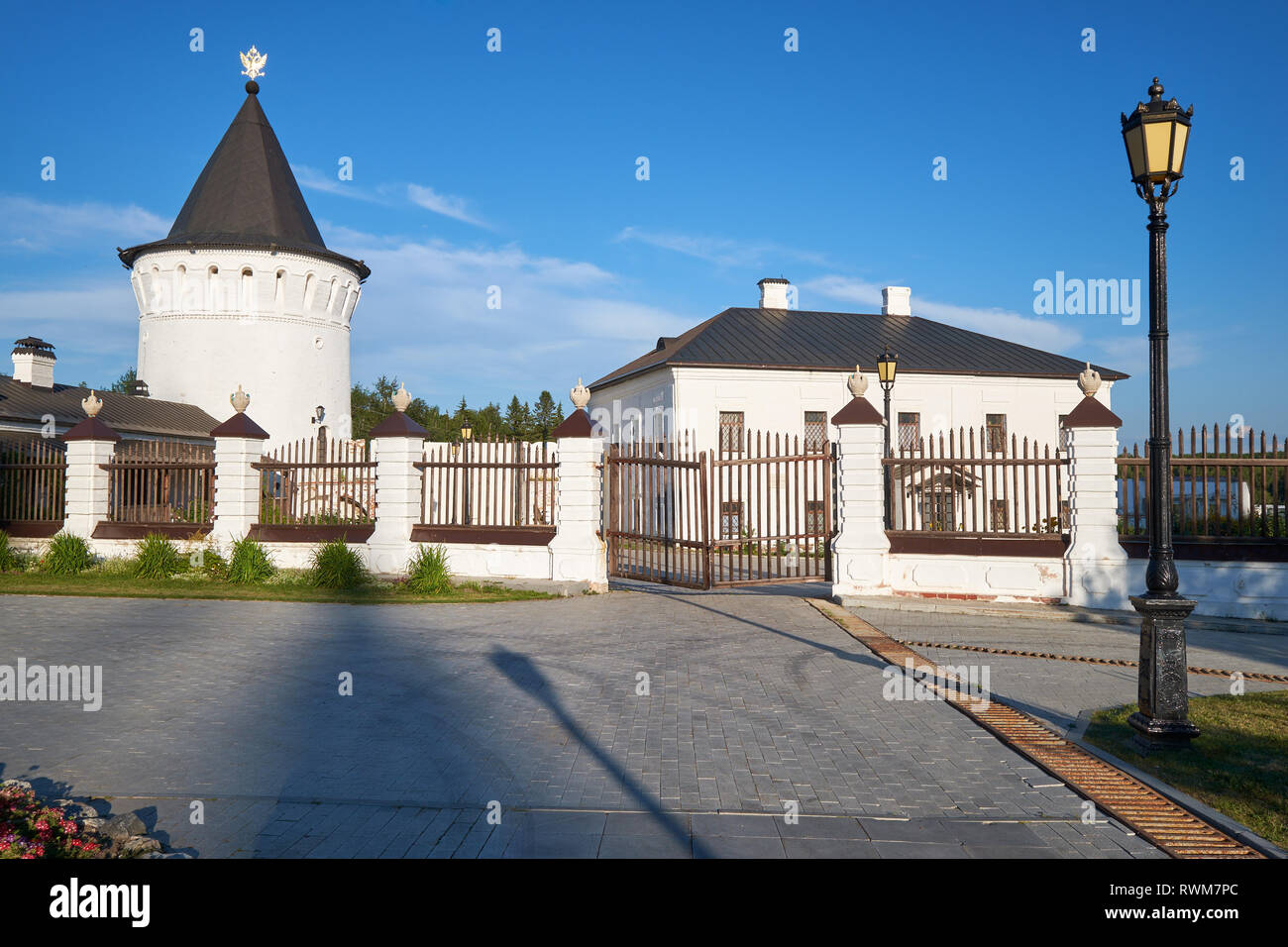 Orlovskaya Turm und brüderlichen Gehäuse als durch den Zaun aus dem Innenhof des Tobolsker Kreml gesehen. Tobolsk. Russland Stockfoto