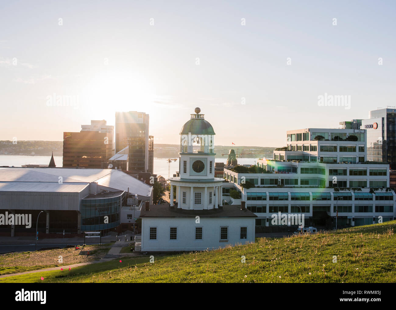 Old Town Clock und Gebäude an der Basis der Citadel Hill, Halifax, Kanada Stockfoto