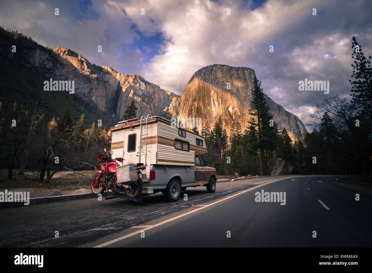 Wohnmobil, Motorrad hinter Richtung Yosemite National Park, Kalifornien, USA driving Touring Stockfoto