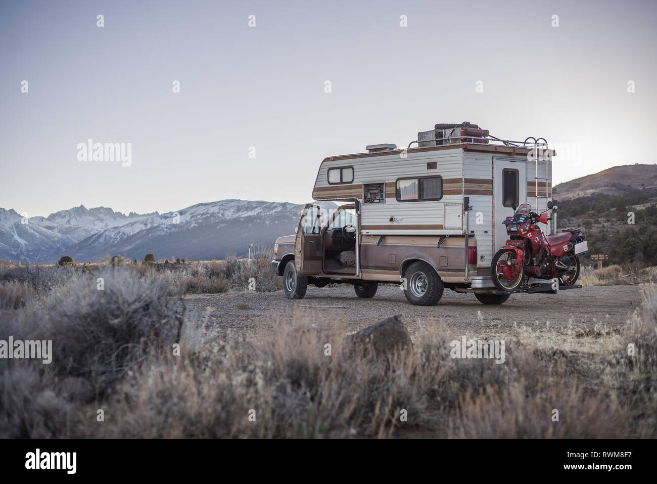 Wohnmobil Durchführung touring Motorrad hinter in der Wüste geparkt, Sierra Nevada, Bishop, Kalifornien, USA Stockfoto