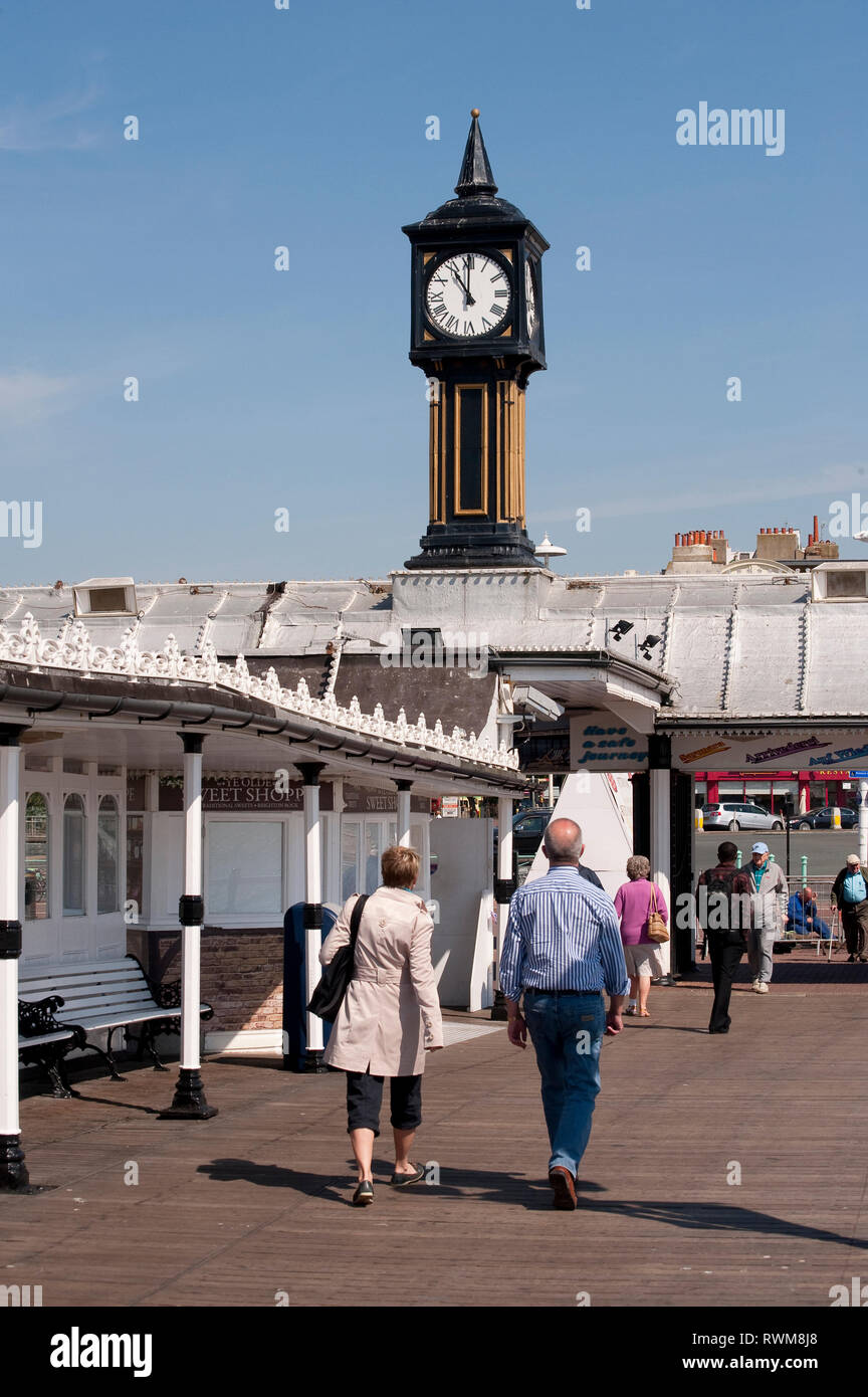 Urlauber genießen eine entlang Brighton Palace Pier spazieren, in der Küstenstadt Brighton, Sussex, England. Stockfoto