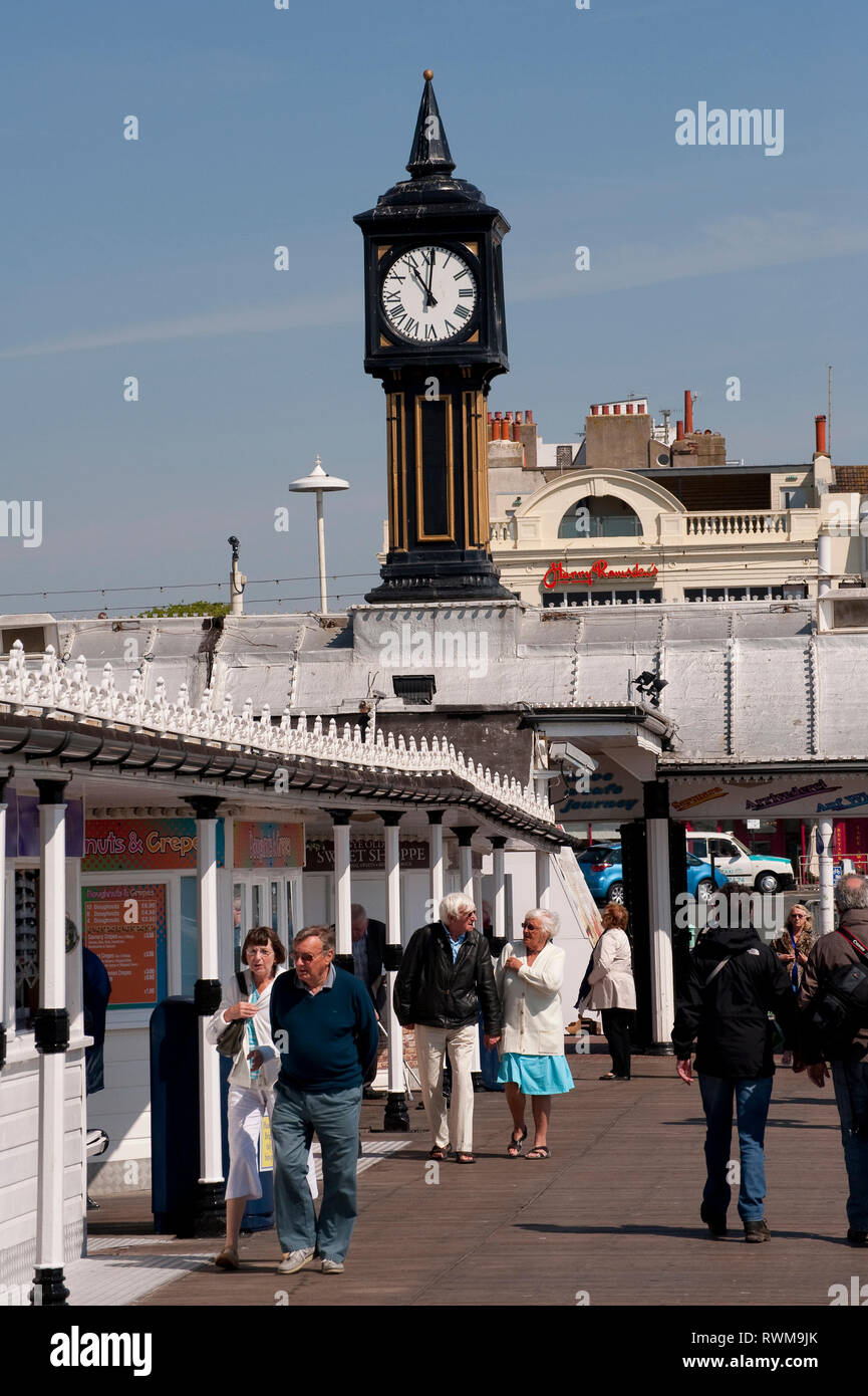 Urlauber genießen eine entlang Brighton Palace Pier spazieren, in der Küstenstadt Brighton, Sussex, England. Stockfoto