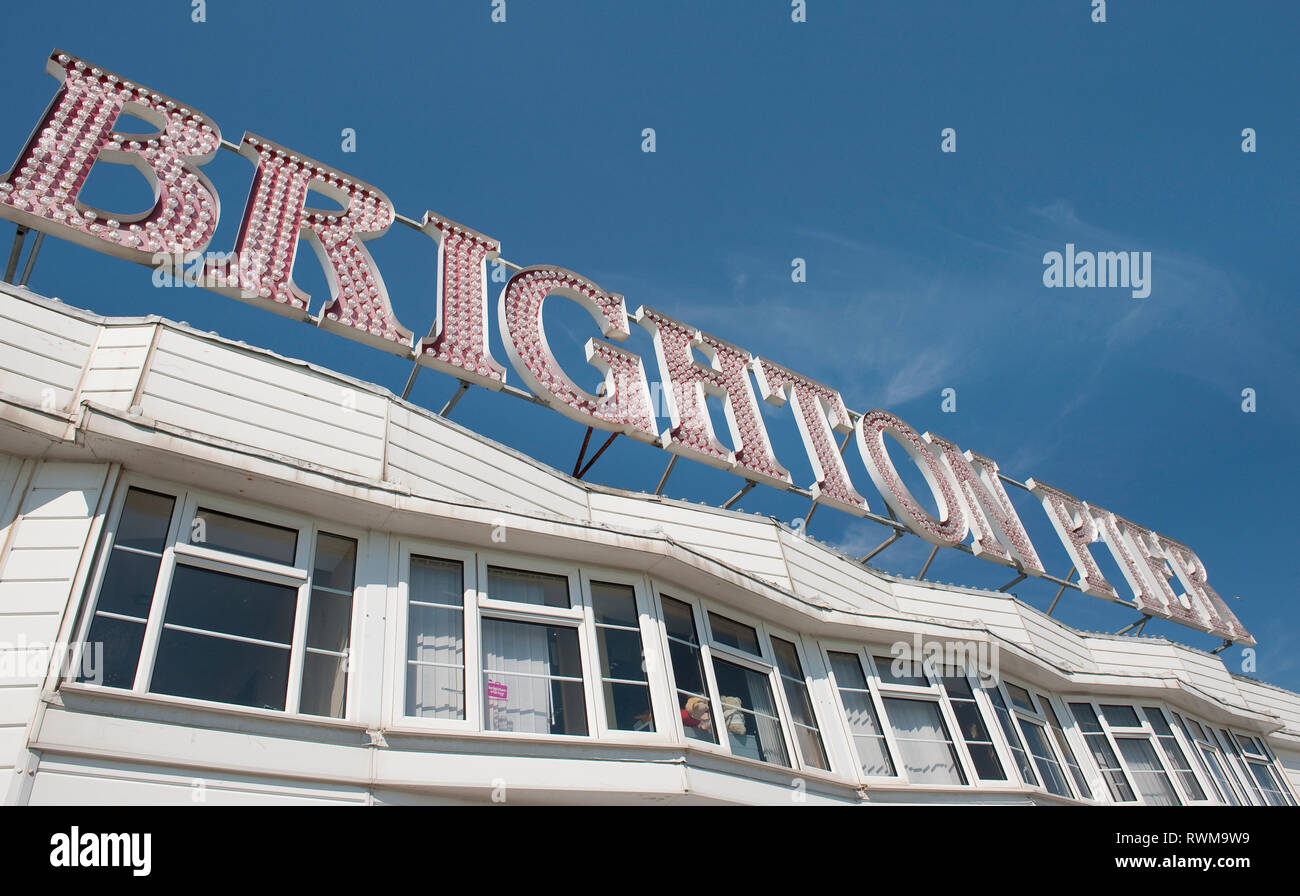 Eingang zum Brighton Palace Pier, in der Küstenstadt Brighton, Sussex, England. Stockfoto