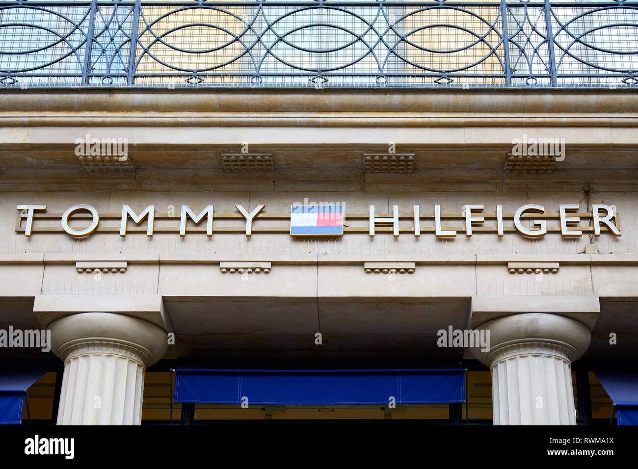 PARIS, Frankreich, 22. JULI 2017: Tommy Hilfiger mode Luxus Store anmelden in Paris, Frankreich. Stockfoto