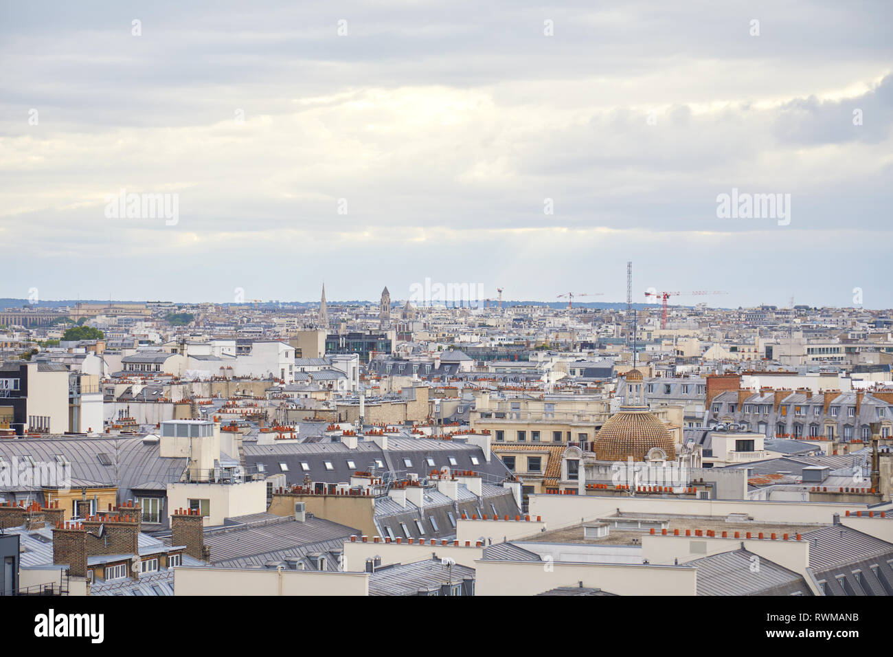 Die Dächer von Paris ansehen und Skyline in einem bewölkten Tag in Frankreich Stockfoto