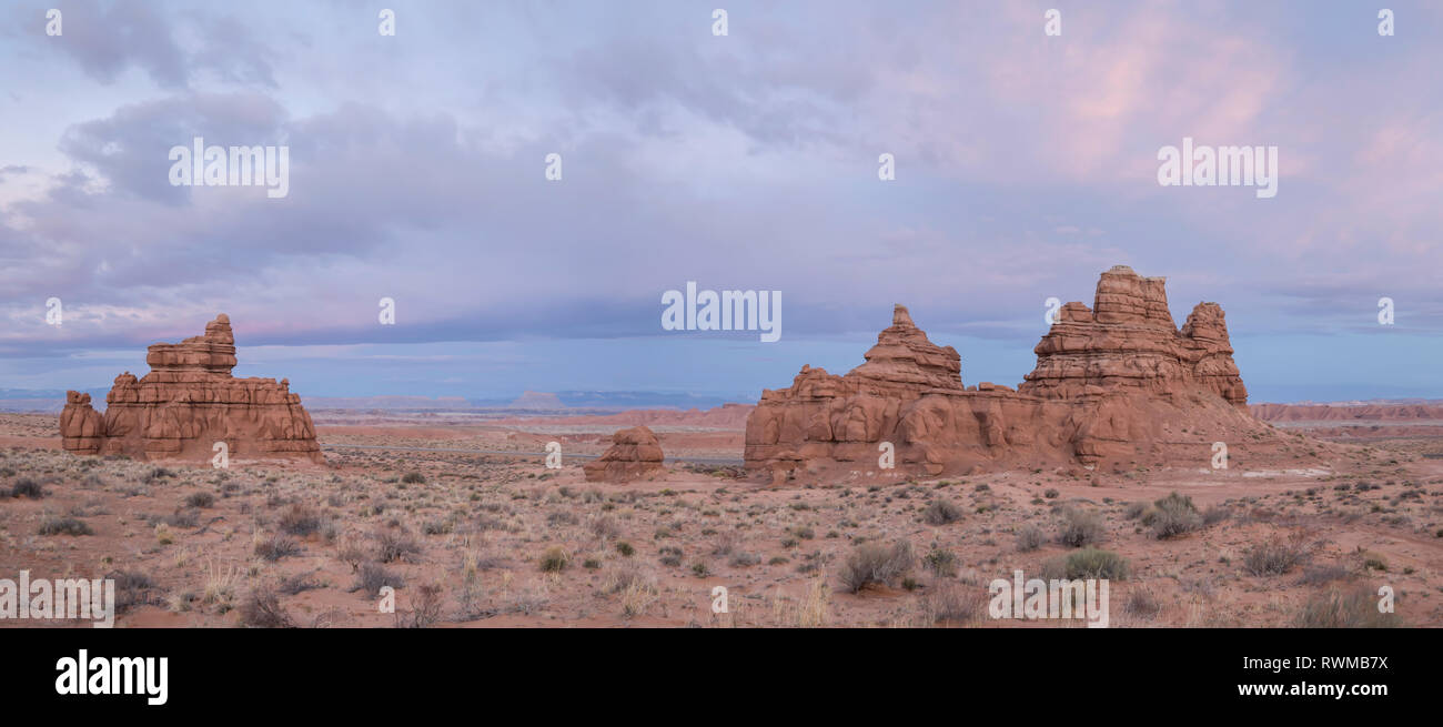 Felsformationen bei Sonnenaufgang im Goblin Valley State Park entlang der Autobahn 24, genäht Panorama; Hanksville, Utah, Vereinigte Staaten von Amerika Stockfoto