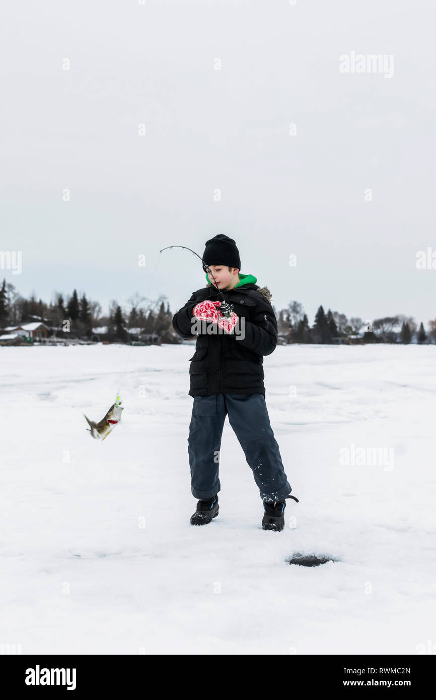 Ein Junge Fangt Einen Walleye Beim Eisfischen Auf See Wabamum