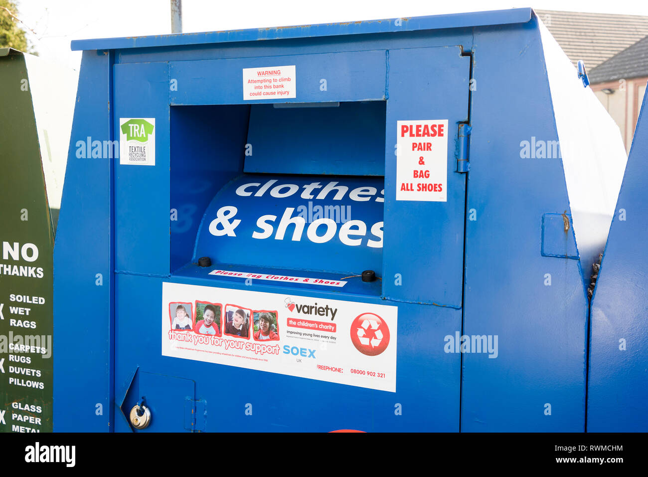 Markante grosse Blau Metall Behälter für Spenden von überschüssigen sauber und wartenden Kleidung und Schuhe für das Recycling bei den Erträgen, zu fördern, Stockfoto