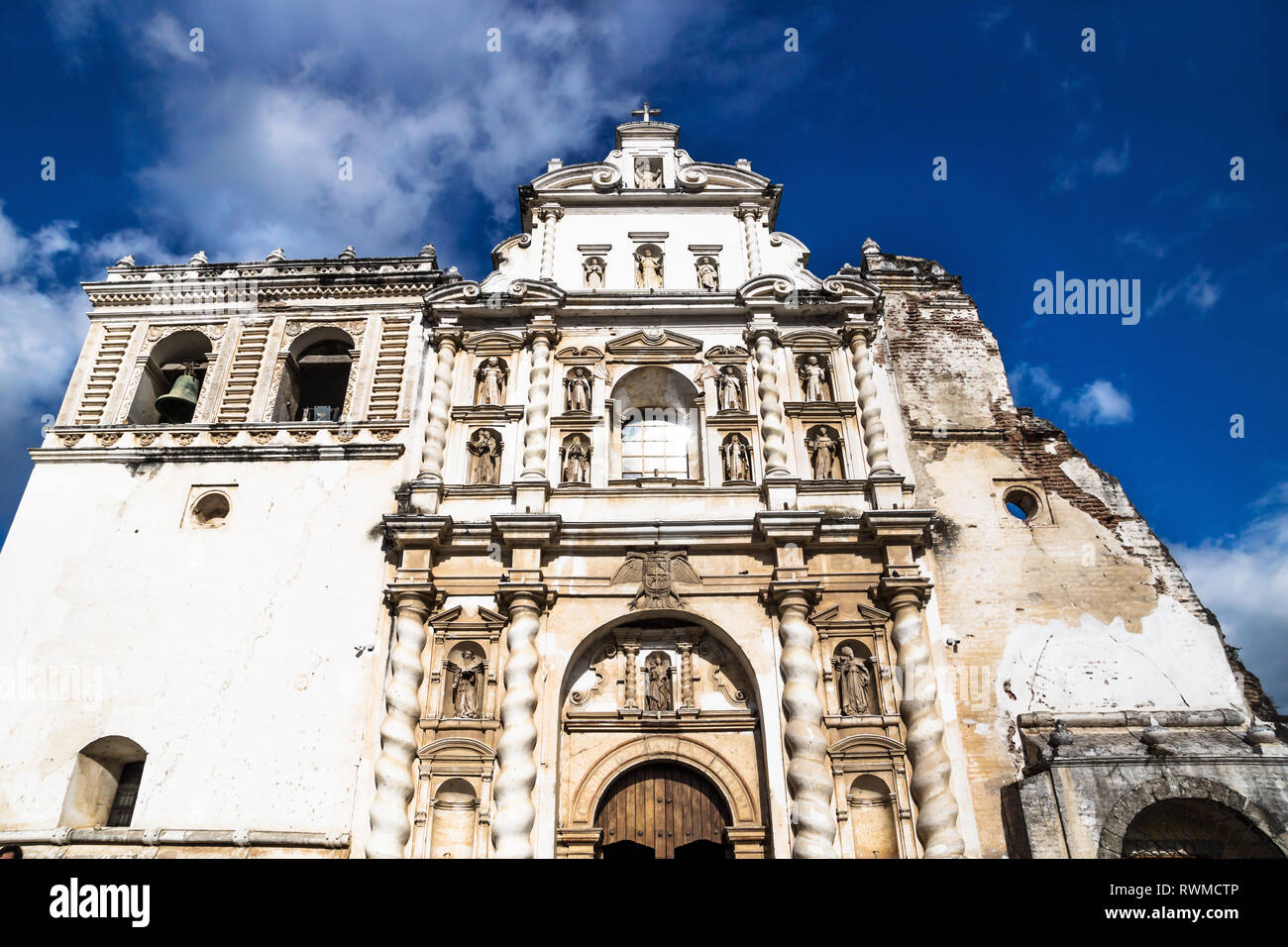 Kirche San Francisco El Grande auf blauen Himmel mit Sonnenschein, Antigua, Guatemala Stockfoto