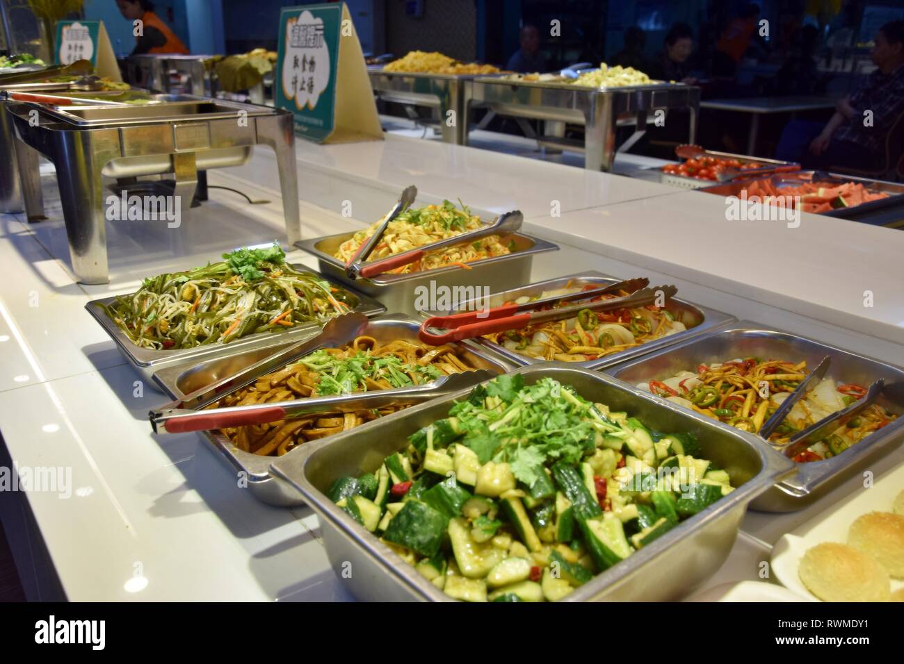 Küche kulinarische Buffet in der chinesischen vegetarisches Restaurant. Kalte Vorspeisen und Gemüse Salate. Stockfoto