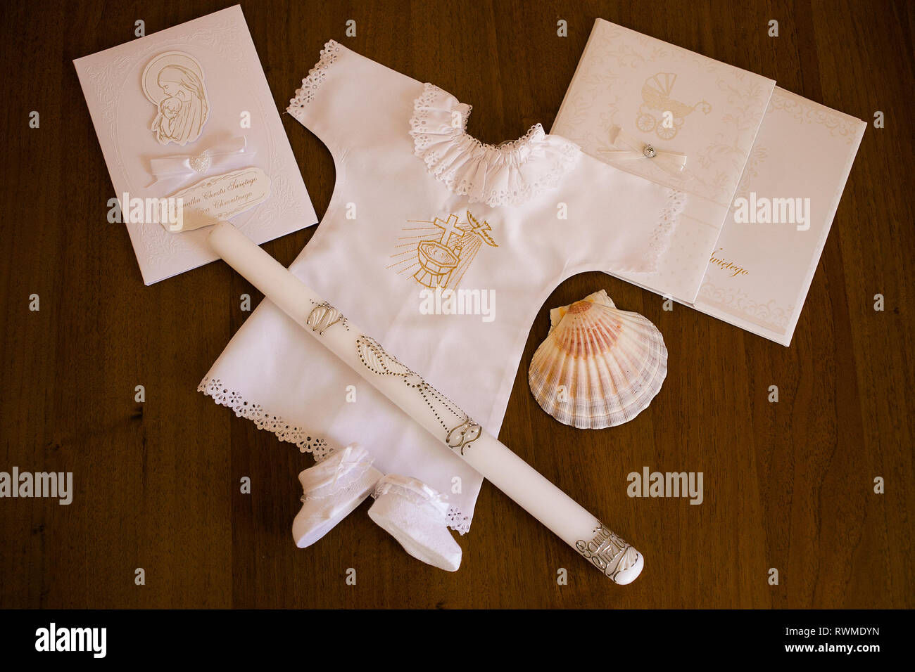 Symbole Der Taufe Ein Baby In Der Katholischen Tradition Tuch Kerze Seashell Fur Holly Giesst Wasser Uber Den Kopf Des Babys Und Kleine Schuhe Auf Braunem Holz Stockfotografie Alamy
