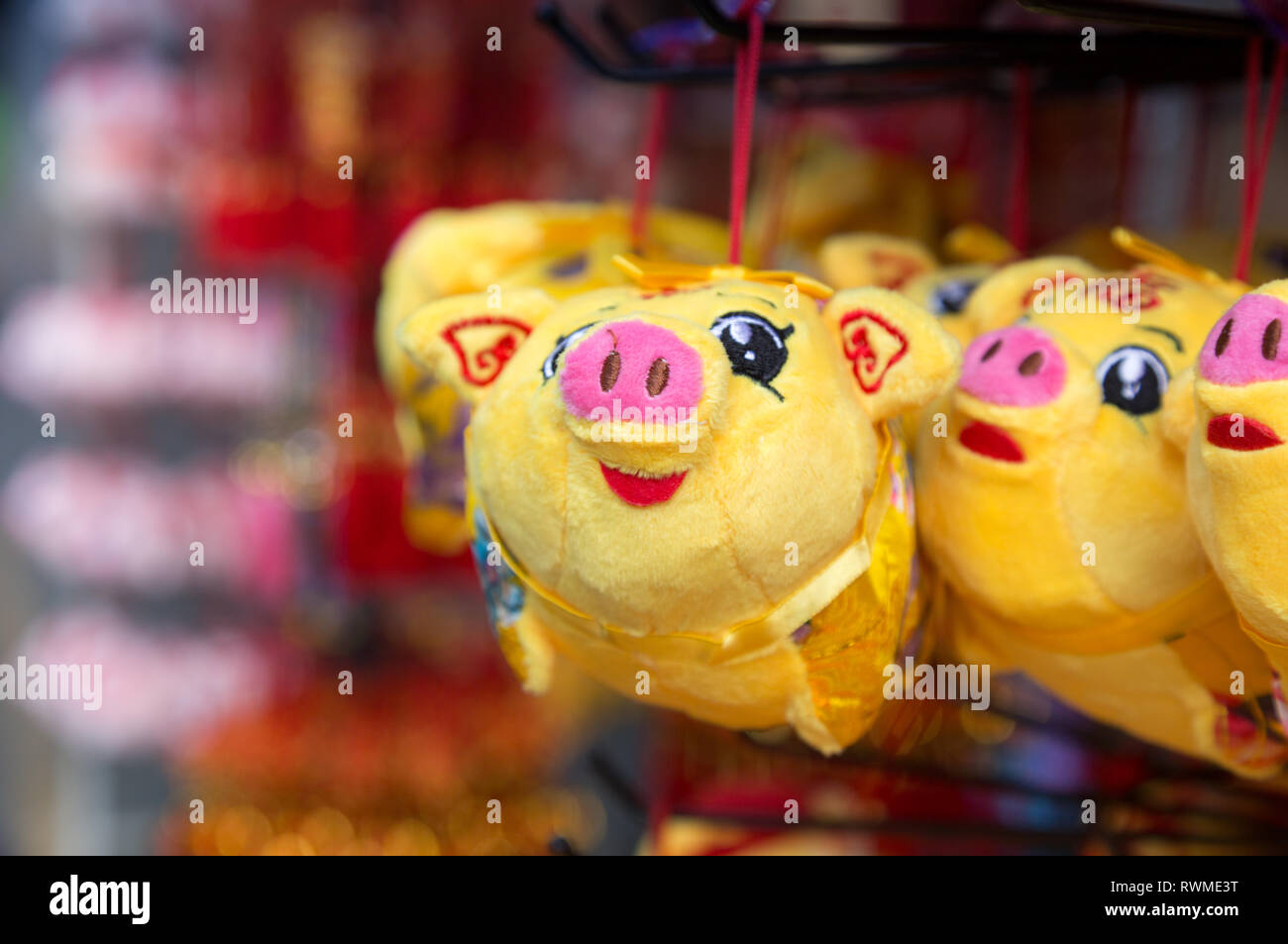 Spielzeug Schweine auf Verkauf in einem Markt, Chinatown, Singapur, während das Chinesische Neue Jahr 2019 Stockfoto