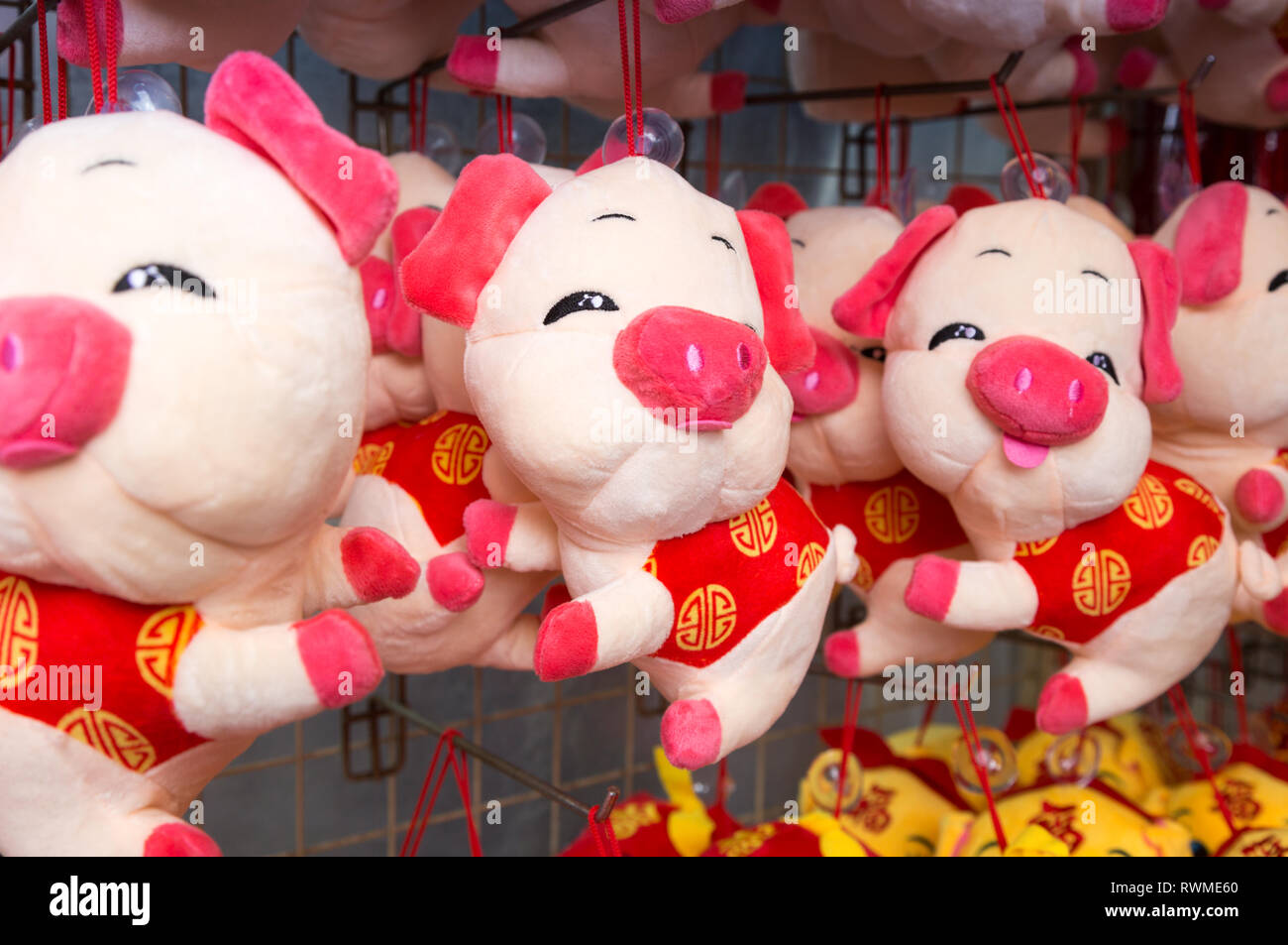 Spielzeug Schweine auf Verkauf in einem Markt, Chinatown, Singapur, während das Chinesische Neue Jahr 2019 Stockfoto