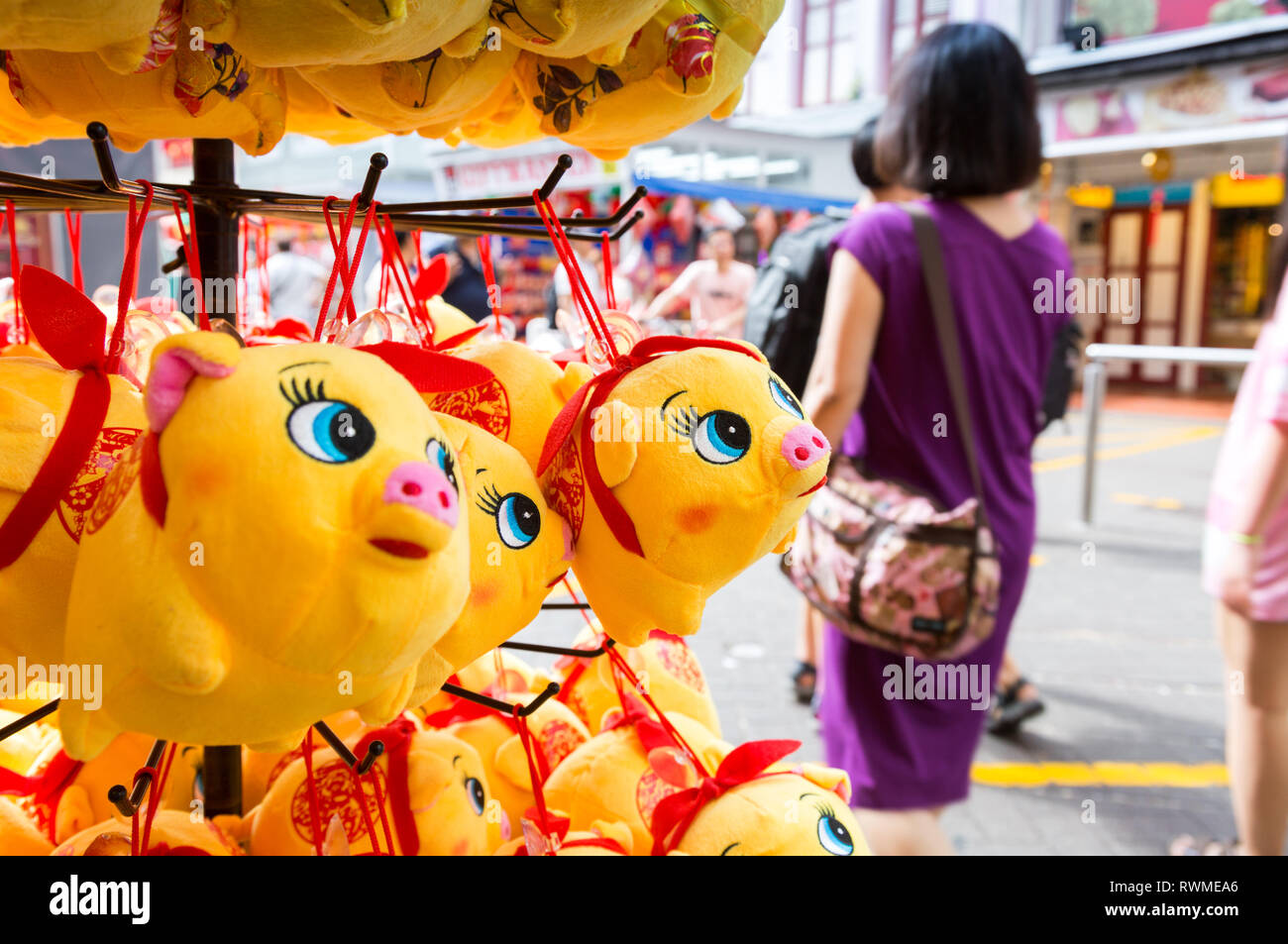 Spielzeug Schweine auf Verkauf in einem Markt, Chinatown, Singapur, während das Chinesische Neue Jahr 2019 Stockfoto