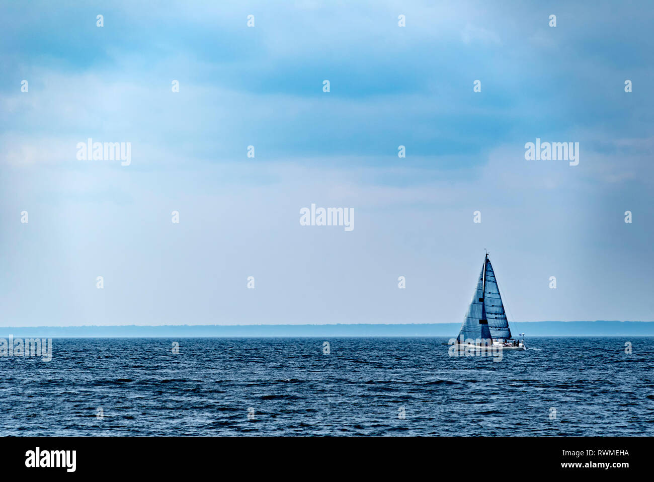 Segelboot auf dem Horizont Stockfoto