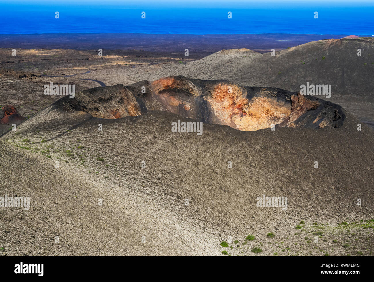 Krater in der Mondlandschaft von Timanfaya Nationalpark, Lanzarote, Kanarische Inseln, Spanien Stockfoto