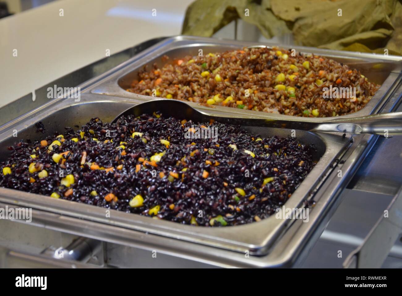 Küche kulinarische Buffet in der chinesischen vegetarisches Restaurant. Kantonesische Spezialität gebratener Reis. Stockfoto