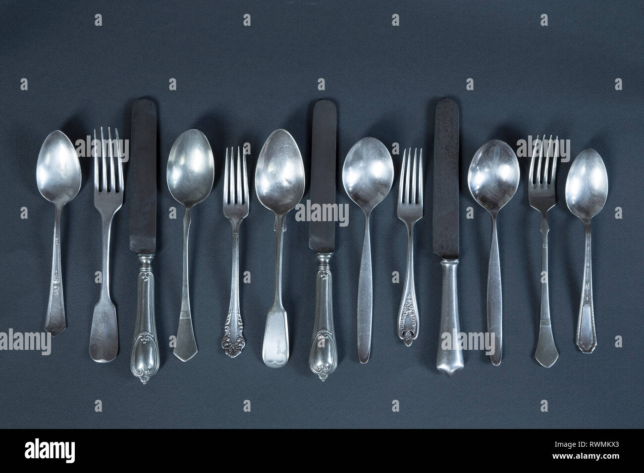 Vintage Besteck auf grauem Hintergrund Stockfoto